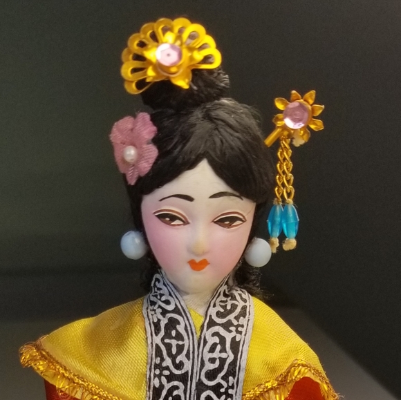 Vintage souvenir Chinese geisha doll - Picture 6 of 9